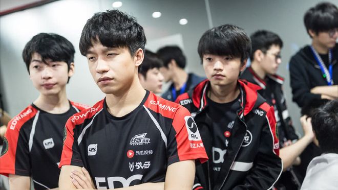 TheShy爆冷击败塞尔维亚队，败北引爆全场！(theshy精彩比赛)