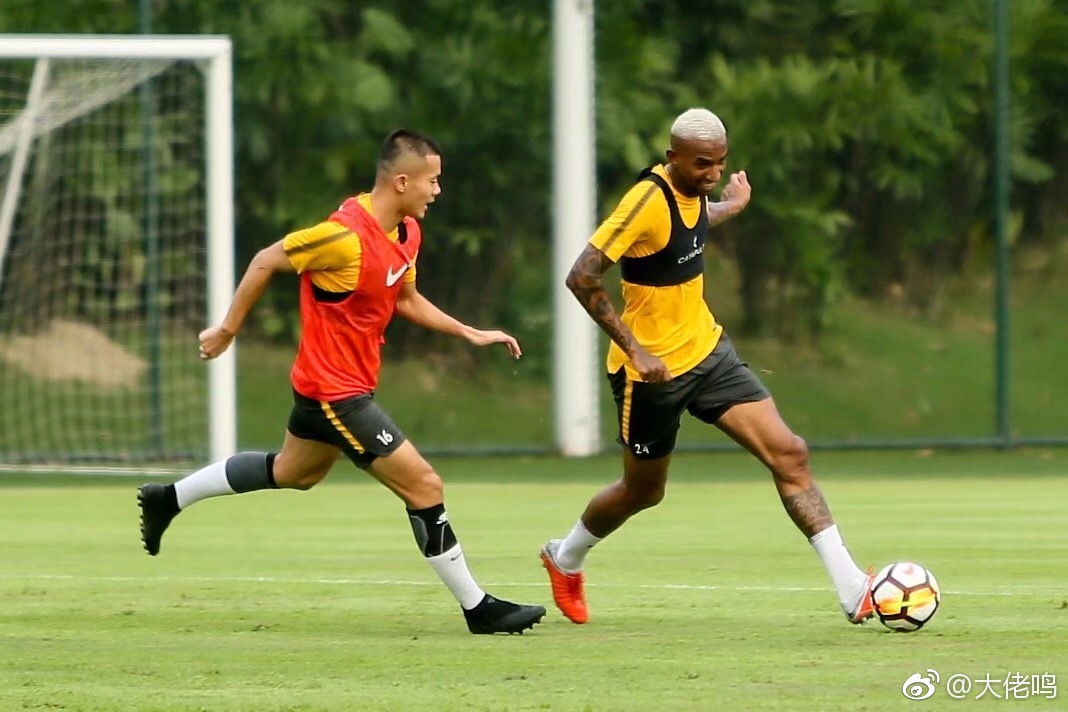 巴黎圣日耳曼训练开放日，转会期临场应变引欢呼，西甲在即，控场能力受关注的简单介绍