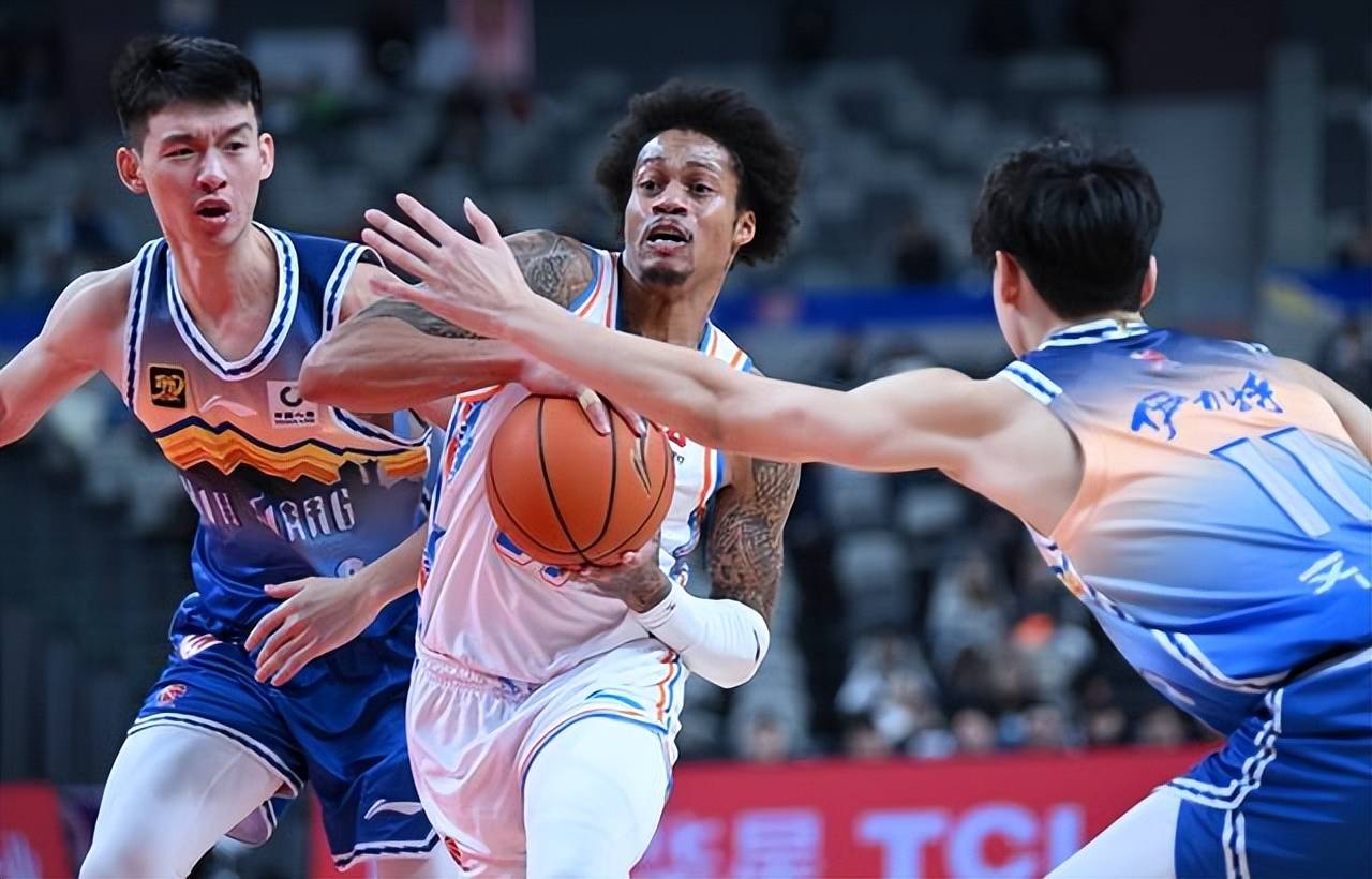 新疆广汇训练开放日，转会期再遭质疑引欢呼，CBA常规赛在即，赛程密集仍需轮换的简单介绍